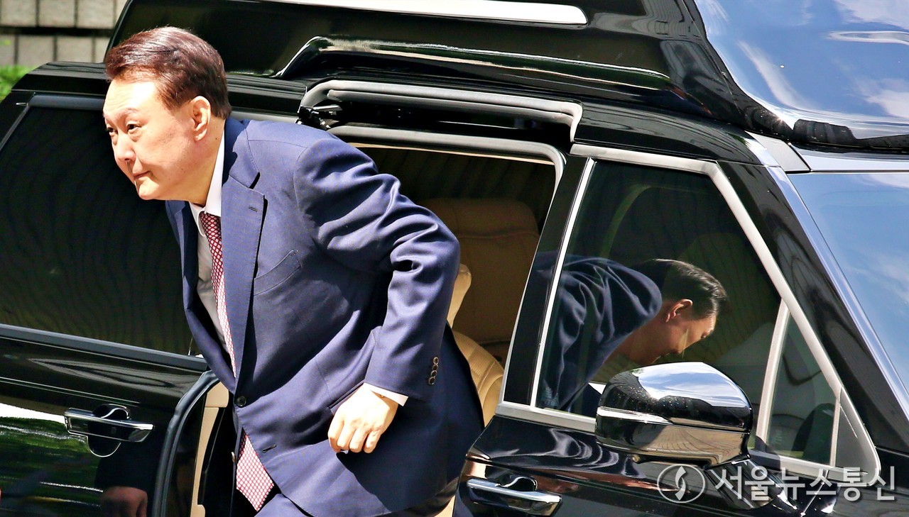 윤석열 전 대통령이 9일 서울 서초구 서울중앙지방법원에서 열린 내란 우두머리 혐의·직권남용 권리행사 방해 혐의 사건 6차 공판에 출석하기 위해 차에서 내리고 있다. 2025.06.09/서울뉴스통신 신현성 기자 snakorea.rc@gmail.com