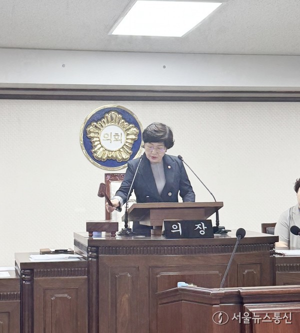 26일 김옥향 부의장이 대전중구의회 제267회 제1차 정례회 제4차 본회의를 의사봉을 두드리며 진행하고 있다. / 사진 (2025.06.26.) = 대전중구의회 제공