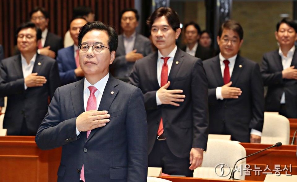 송언석 국민의힘 원내대표가 26일 오전 서울 여의도 국회에서 열린 의원총회에서 국민의례를 하고 있다. (2025.06.25) / 사진 = 서울뉴스통신 이민희 기자