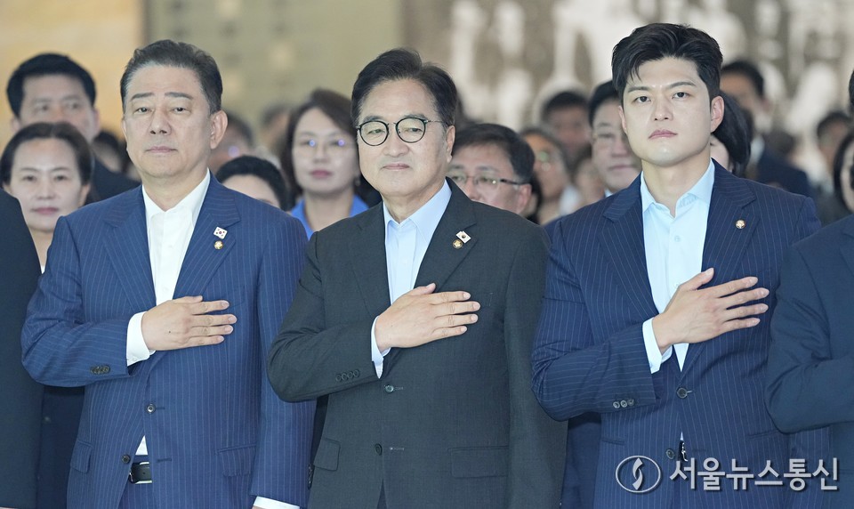 김병기 더불어민주당 대표 직무대행 겸 원내대표(왼쪽부터)와 우원식 국회의장, 김용태 국민의힘 비상대책위원장이 17일 오전 서울 여의도 국회 로텐더홀에서 열린 국회 탄소중립 선언식에서 국민의례를 하고 있다. (2025.06.17) / 사진 = 서울뉴스통신 신현성 기자