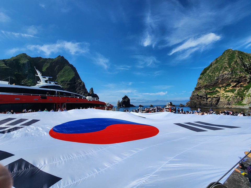 독도에 펼쳐진 초대형 태극기 / 사진 = 서경덕교수팀 제공