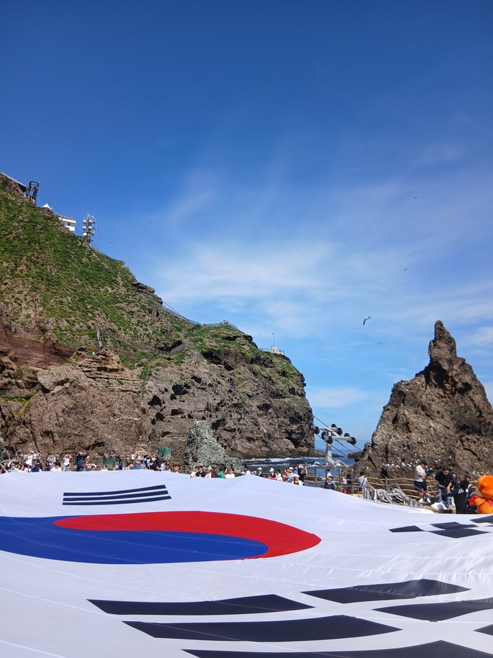 독도에 펼쳐진 초대형 태극기 / 사진 = 서경덕교수팀 제공