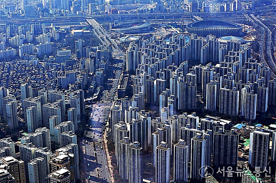 정부가 수도권 분양 아파트에 대해 주택담보대출 한도를 6억원으로 제한하는 강도 높은 규제를 시행하면서 서울 분양시장이 긴장하고 있다. 서울 송파구 롯데월드타워 전망대 서울스카이에서 내려다본 잠실동 아파트 전경. (2025.03.20) / 사진 = 서울뉴스통신 이성현 기자