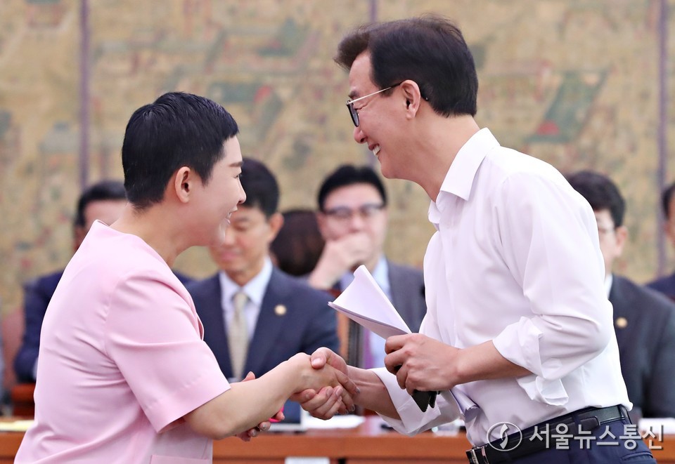 전재수 해양수산부 장관 후보자가  1일 서울 여의도 국회에서 열린 제426회 국회(임시회) 문화체육관광위원회 제2차 전체회의에서 김재원 조국혁신당 의원과 악수하고 있다. (2025.07.01) / 사진 = 서울뉴스통신 신현성 기자