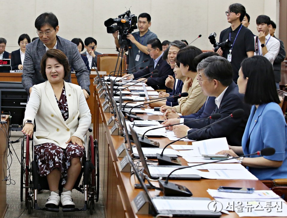이수진 신임 국회 보건복지위원회 더불어민주당 간사가 1일 서울 여의도 국회에서 열린 보건복지위원회 전체회의에 참석하고 있다. (2025.07.01) / 사진 = 서울뉴스통신 이민희 기자