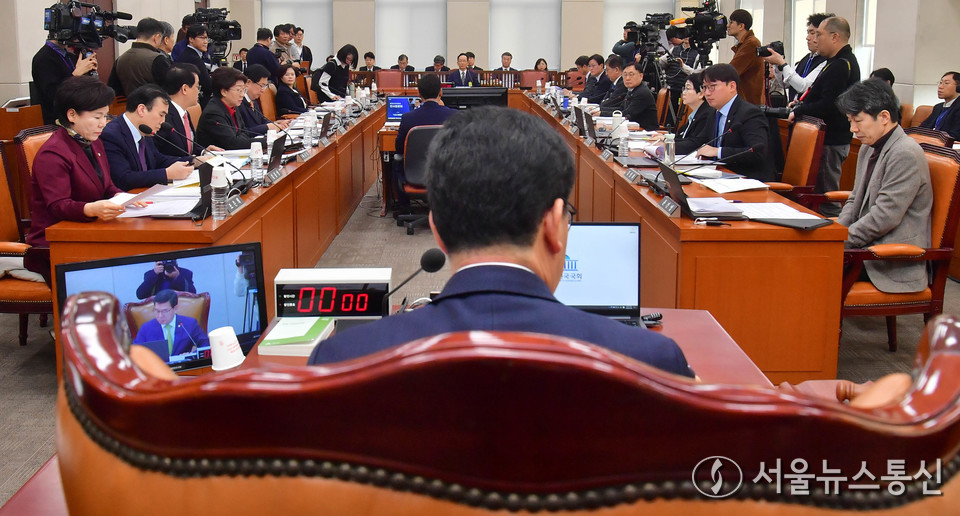 신정훈 국회 행정안전위원회 위원장이 서울 여의도 국회에서 열린 행정안전위원회 전체회의를 주재하고 있다. (2025.03.06) / 사진 = 서울뉴스통신 DB