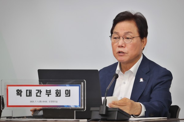 박완수 도지사는 1일 열린 확대간부회의에서 “도정은 공무원이 아니라 도민이 주도해야 한다”며 “복지, 문화예술, 교육 등 주요 정책을 놓고 도민 모두가 직접 토론하고 제안하는 ‘도민총회’를 운영하자”고 밝혔다.