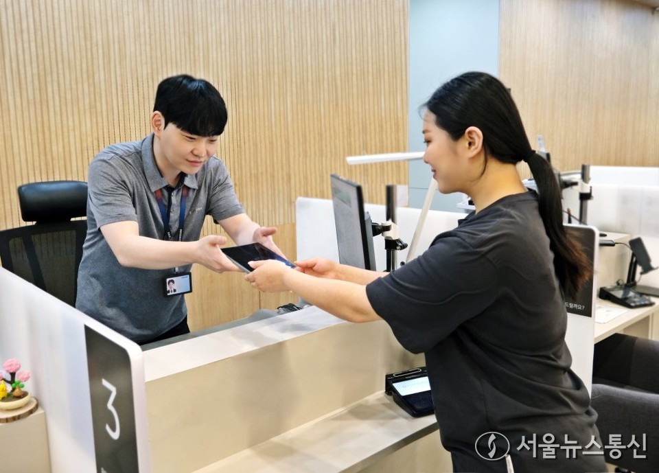 삼성전자서비스가 산업정책연구원이 발표한 ‘2025 국가서비스대상(NSA)’에서 가전제품 AS 부문 1위에 선정됐다고 3일 밝혔다. 사진은 삼성전자서비스 엔지니어가 스마트폰을 점검해주는 모습. (2025.07.03) / 사진 = 삼성전자 제공