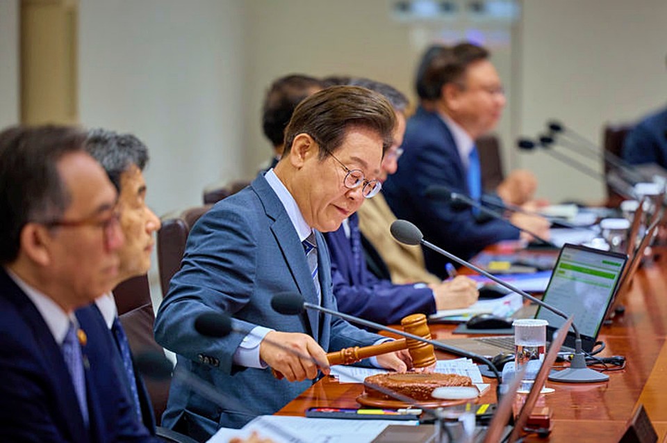 이재명 대통령이 24일 서울 용산 대통령실 청사에서 열린 국무회의에서 의사봉을 두드리고 있다. (2025.06.24) / 사진 = 대통령실 제공