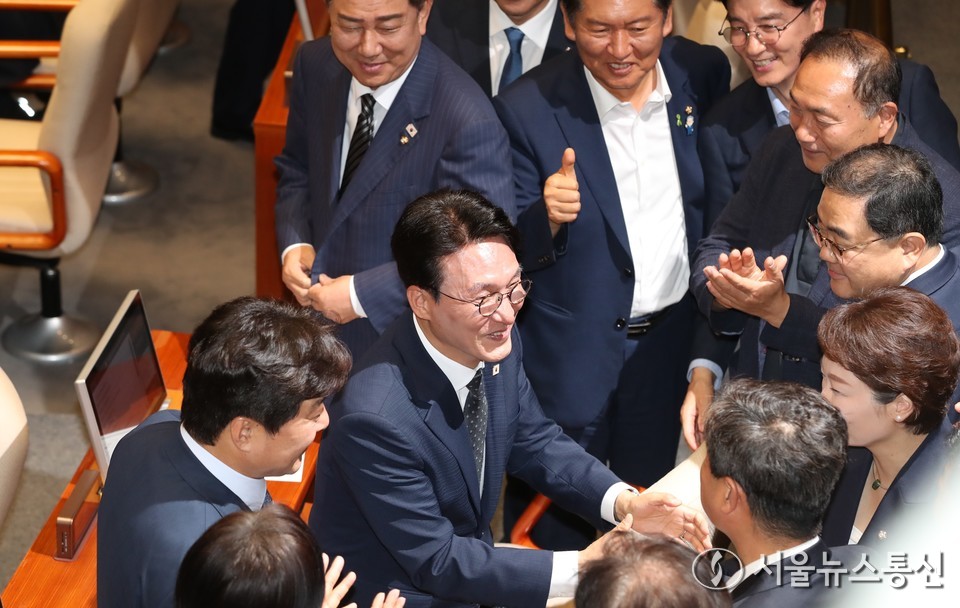 김민석 국무총리 후보자가 3일 서울 여의도 국회에서 열린 본회의에서 국무총리 임명동의안이 가결되자 의원들의 축하를 받고 있다. (2025.07.03) / 사진 = 서울뉴스통신 신현성 기자