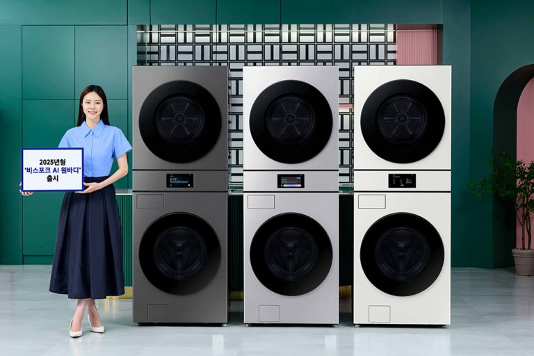 삼성전자 모델이 한 단계 업그레이드된 2025년형 결합형 세탁기∙건조기 ‘비스포크 AI 원바디’ 신제품을 소개하고 있다. / 삼성전자 제공