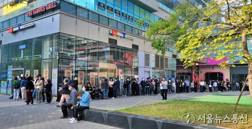SK텔레콤 가입자 유심(USIM) 정보 해킹 사고 관련 유심 무료교체 서비스 사흘째인 30일 오전 서울 시내 한 T월드 직영매장에 이용자들이 개장 시간에 앞서 줄서 기다리고 있다. (2025.04.30) / 사진 = 서울뉴스통신 송경신 기자