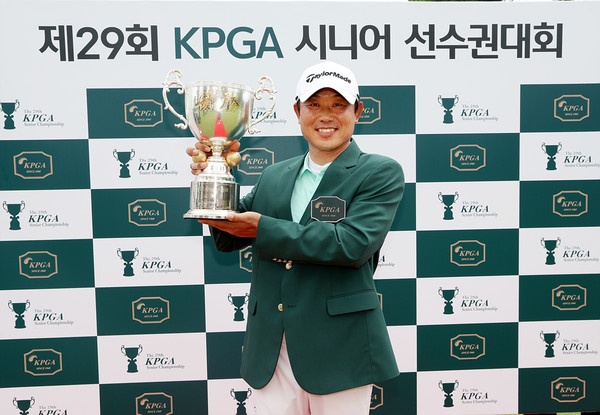 ‘제29회 KPGA 시니어 선수권대회 우승자 김영우 사진제공 KPGA