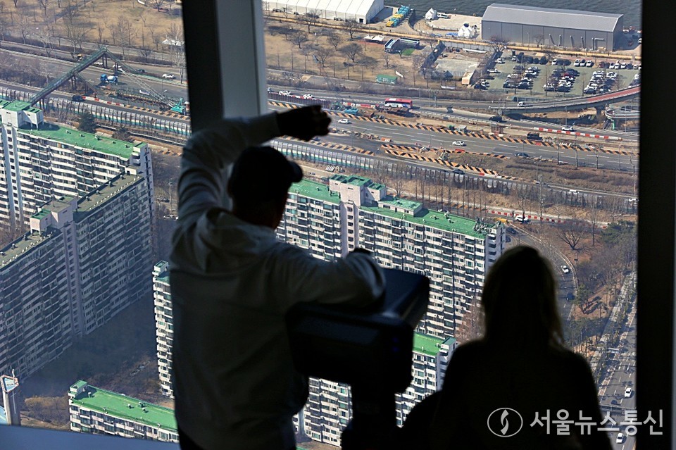 20일 오후 서울 송파구 롯데월드타워 전망대 서울스카이에서 내려다본 잠실동 아파트 전경. (2025.03.20) / 사진 = 서울뉴스통신 이성현 기자