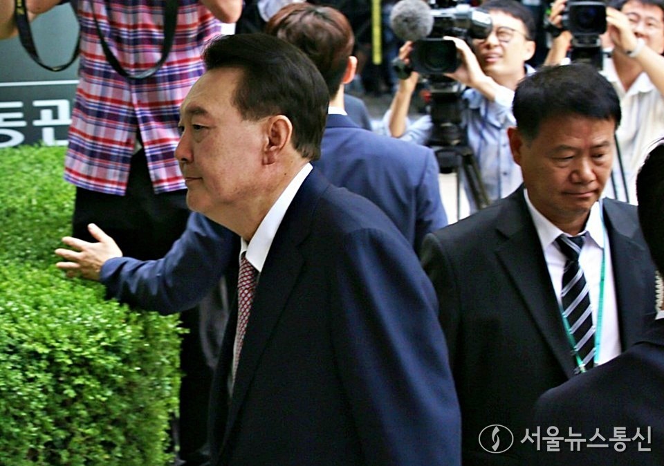 윤석열 전 대통령이 9일 서울 서초구 서울중앙지방법원에서 열린 내란 우두머리 혐의·직권남용 권리행사 방해 혐의 사건 6차 공판에 출석하고 있다. (2025.06.09) / 사진 = 서울뉴스통신 신현성 기자