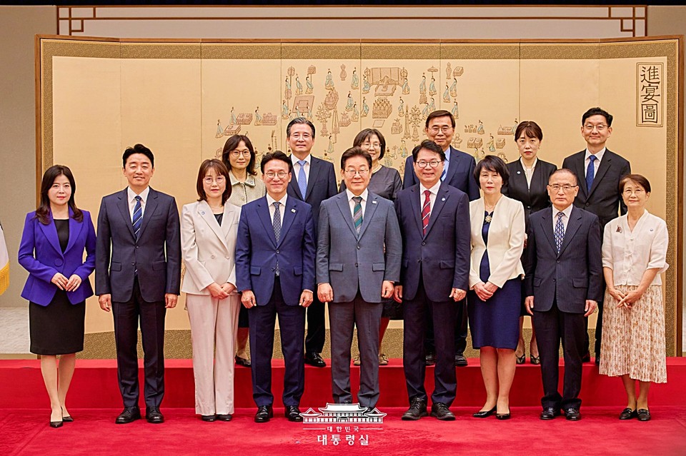 4일 새 정부를 이끌 국무총리 김민석, 국정기획위원장 이한주, 비서실장 강훈식, 안보실장 위성락, 정책실장 김용범, 국가정보원장 이종석, 국무조정실장 윤창렬 등 일곱명에게 임명장 및 위촉장 수여식을 가졌다. (2025.07.04) / 사진 = 대통령실 제공