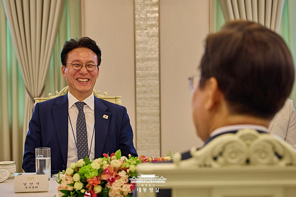 대통령실은 이재명 대통령이 4일 서울 용산 대통령실 청사에서 김민석 국무총리와 환담하는 모습을 5일 공개했다. (2025.07.05) / 사진 = 대통령실 제공