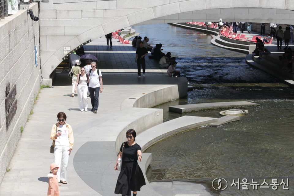 서울 전역에 올해 들어 처음으로 폭염경보가 발효됐다. (청계천) / 사진 = 서울뉴스통신 이성현 기자