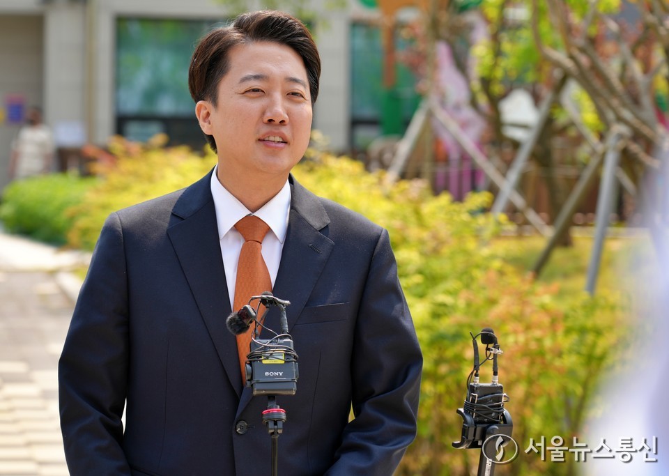 이준석 개혁신당 대선 후보가 29일 오전 경기 화성시 동탄9동 행정복지센터에 마련된 사전투표소에서 투표를 마친 뒤 취재진 질의에 답하고 있다. (2025.05.29) / 사진 = 개혁신당 제공