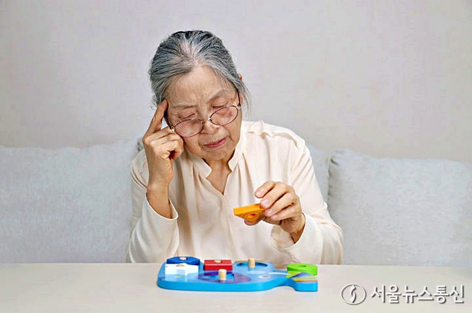 비타민D 결핍이 인지기능 저하 위험을 높인다는 통설이 ‘APOE ε4 유전자형’(아포지단백E 에타4형)이 없는 여성에게만 유효하다는 연구 결과가 나왔다. (치매_2025.07.07) / 사진 = 유토이미지 제공