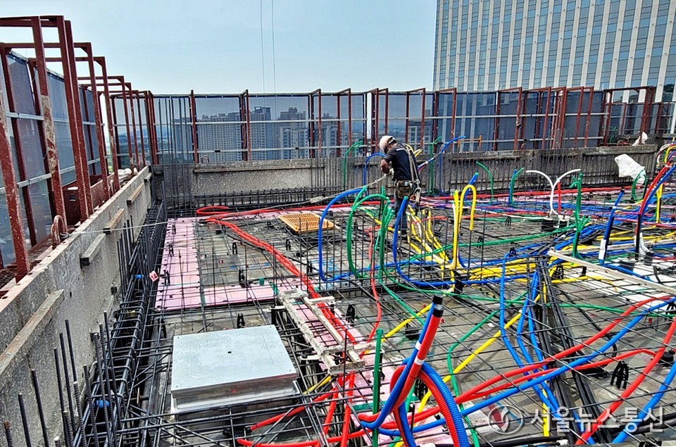 아파트 공사 현장에서 근로자가 일을 하고 있다. (건설현장) / 사진 = 서울뉴스통신 최창렬 기자