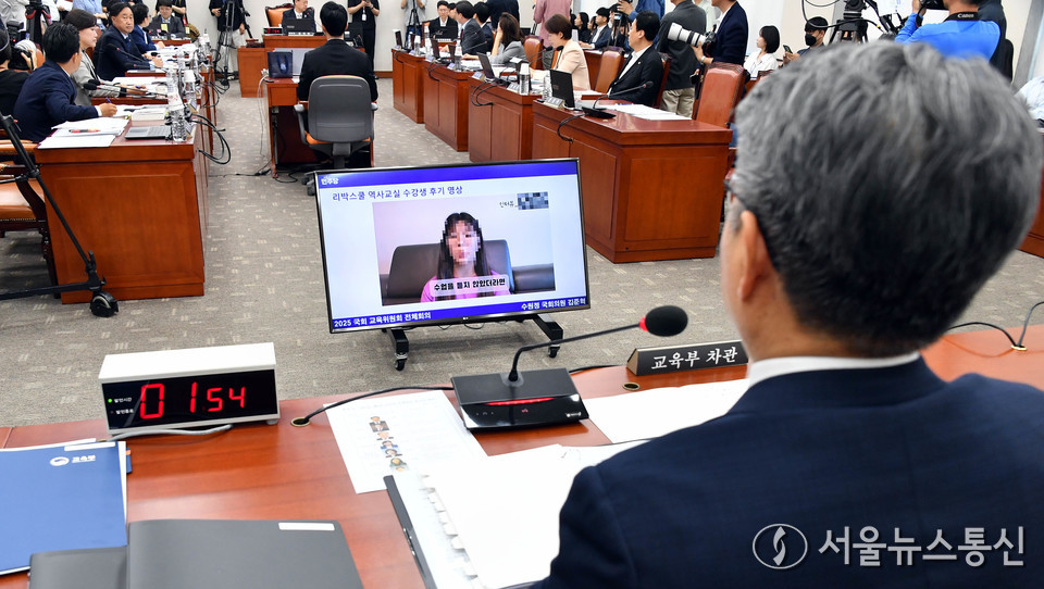 오석환 교육부 차관이 11일 서울 여의도 국회에서 열린 제426회국회(임시회) 교육위원회 제1차 전체회의에서 리박스쿨 관련 영상을 보고 있다. (2025.06.11) / 사진 = 서울뉴스통신 이민희 기자