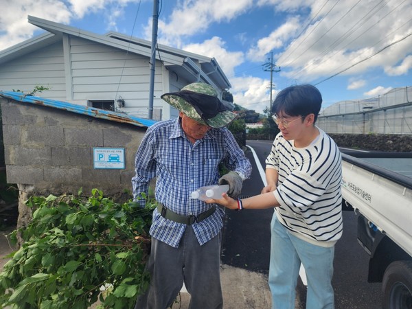 농업인에 온열질환 예방 당부하는 모습. / 사진 = 서울뉴스통신 DB