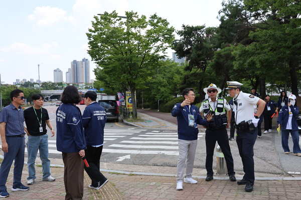 (재)경기도수원월드컵경기장관리재단이 팔달구청, 수원중부경찰서와 함께 고질적인 불법주차 문제 해결을 위한 첫 유관기관 합동 단속을 실시했다 [사진=수원월드컵경기장]
