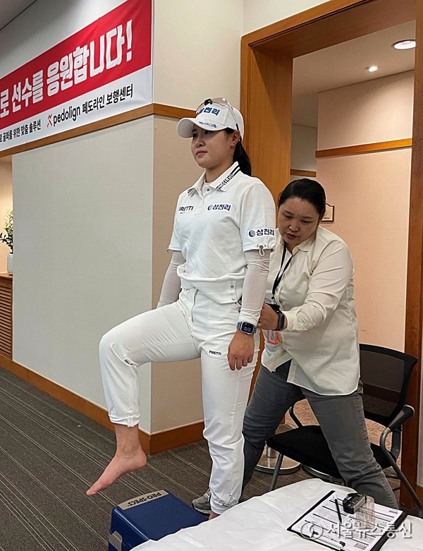 페도라인 엘리게이트 골프 인솔을 착용하기 위해 KLPGA 고지우 프로가 김남희 대표로부터 도움을 받고 있다. (사진제공 페도라인 보행센터) 2025.07.11, snakorea.rc@gmail.com , *재판매 및 DB 금지