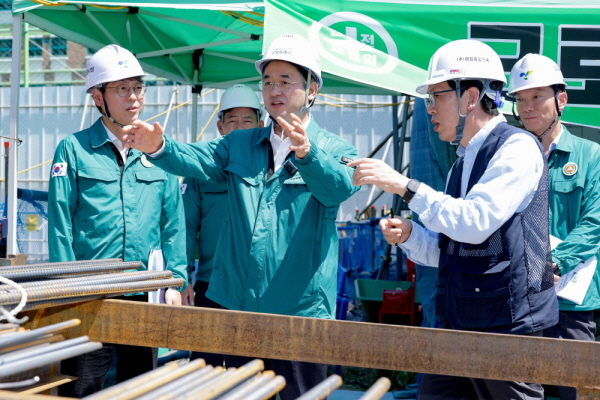 원흥 복합문화센터 건립 공사 현장’을 찾은 이동환 고양특례시장