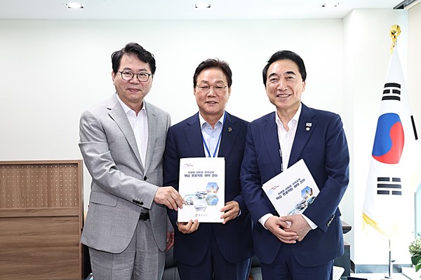 경남도가 8일 국정기획위원회와 국회를 잇따라 방문해 우주항공 산업 육성을 비롯한 경남의 주요 현안을 새 정부 국정과제에 반영해줄 것을 적극 요청했다.