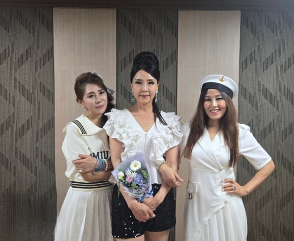 사진 왼쪽부터 조수연 모델, 이제이 강사, 김진희 모델