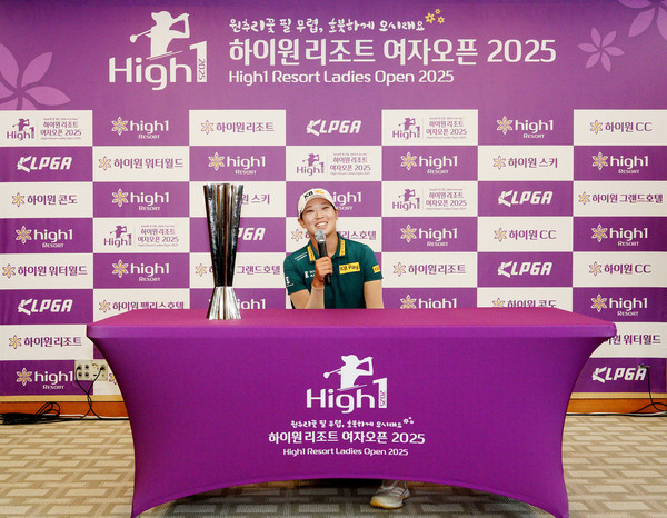 방신실이 우승 후 미디어센터서 인터뷰를 하고 있다. (사진제공 하이원리조트 여자오픈 조직위) 2025.07.13, snakorea.rc@gmail.com , *재판매 및 DB 금지