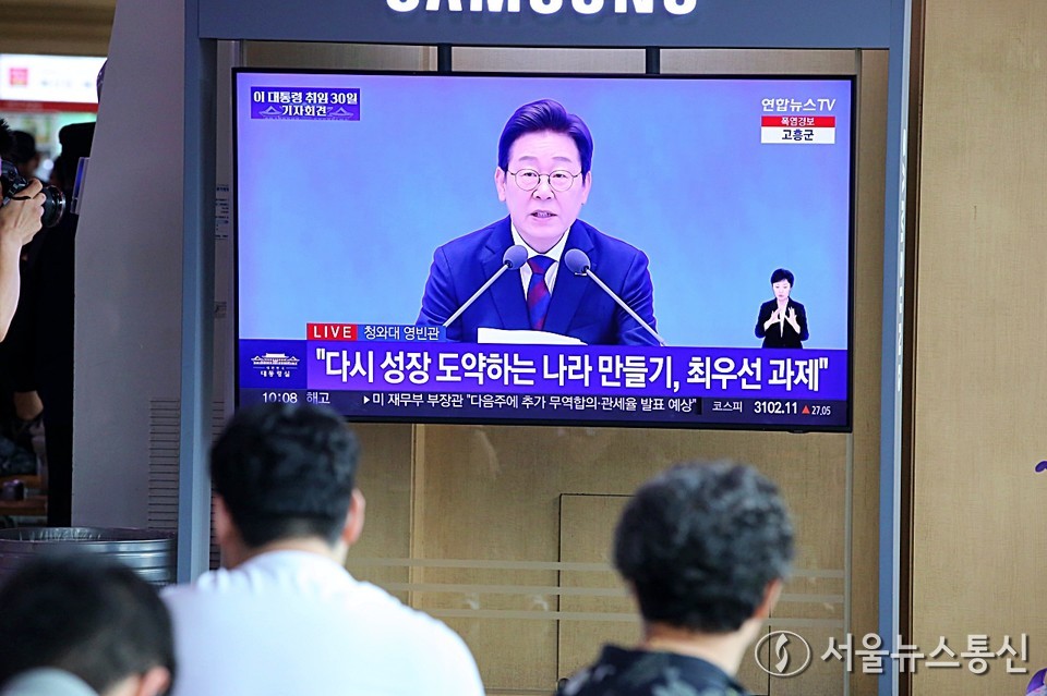 3일 오전 서울역 대합실에서 시민들이 이재명 대통령의 취임 30일 기자회견 중계방송을 시청하고 있다. (2025.07.03) / 사진 = 서울뉴스통신 이성현 기자