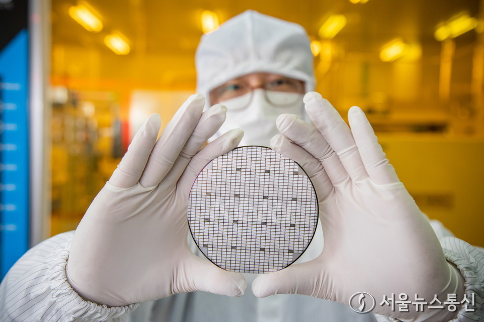 한국전기연구원이 2021년 4월 개발한 SiC 전력반도체 제조용 웨이퍼 (2021.04.21) / 사진 = 한국전기연원 제공