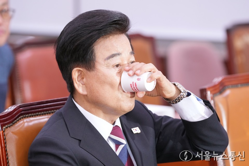 정동영 통일부 장관 후보자가 14일 서울 여의도 국회 외교통일위원회에서 열린 인사청문회에서 물을 마시고 있다. 2025.07.14, snakorea.rc@gmail.com , *재판매 및 DB 금지