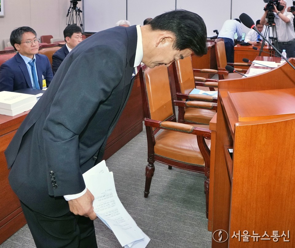 정동영 통일부 장관 후보자가 14일 서울 여의도 국회 외교통일위원회에서 열린 인사청문회에서 발언을 마치고 인사하고 있다. 2025.07.14, snakorea.rc@gmail.com , *재판매 및 DB 금지