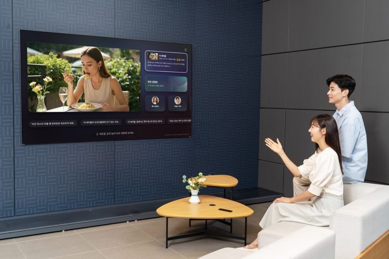삼성전자 모델이 자연어 처리 기반의 향상된 빅스비가 적용된 ‘클릭 투 서치’를 통해 삼성 AI TV와 대화하듯이 다양한 정보를 얻고 있다.(삼성전자 제공) 2025.07.15, snakorea.rc@gmail.com , *재판매 및 DB 금지