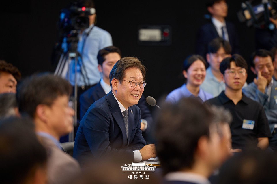 이재명 대통령이 25일 광주 국립아시아문화전당에서 열린 광주시민, 전남도민 타운홀미팅에서 참석자들과 대화하고 있다. (2025.06.25)