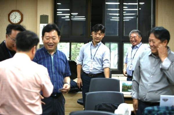 서울시의회의 서인석(왼쪽에서 2번째)의정 국장이 15일 서울시의회 별관 2동 2층 출입기자실을 깜짝 방문해 상주 기자들과 악수를 나누며 승진, 보임 후 첫 인사를 하고 있다. (사진제공 대한일보) 2025.07.15, snakorea.rc@gmail.com , *재판매 및 DB 금지