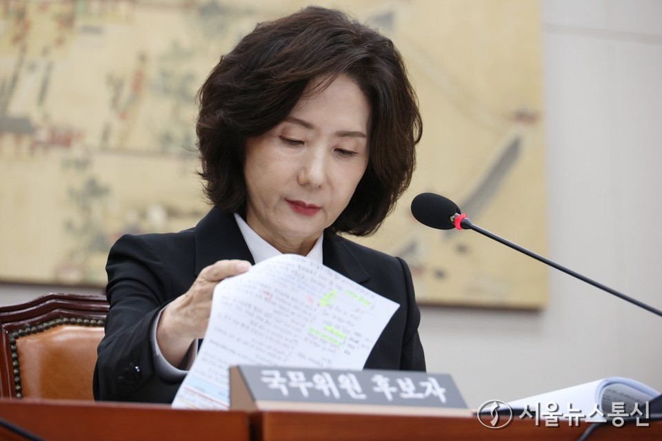 이진숙 사회부총리 겸 교육부 장관 후보자가 16일 서울 여의도 국회 교육위원회에서 열린 인사청문회에서 자료를 살펴보고 있다. (사진 신현성 기자) 2025.07.16, snakorea.rc@gmail.com , *재판매 및 DB 금지