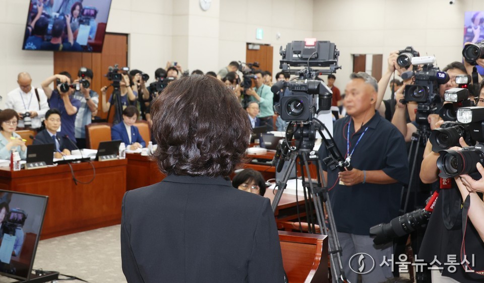이진숙 사회부총리 겸 교육부 장관 후보자가 16일 서울 여의도 국회 교육위원회에서 열린 인사청문회에서 선서를 하고 있다. 2025.07.16, snakorea.rc@gmail.com , *재판매 및 DB 금지