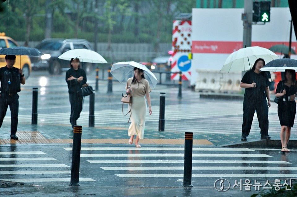 중부지방을 중심으로 많은 비가 예보됨에 따라 정부가 재난 대응에 나섰다. 사진은 많은 비가 내리는 날 시민들이 이동하고 있다. (여의도) / 사진 = 서울뉴스통신 황수연 기자