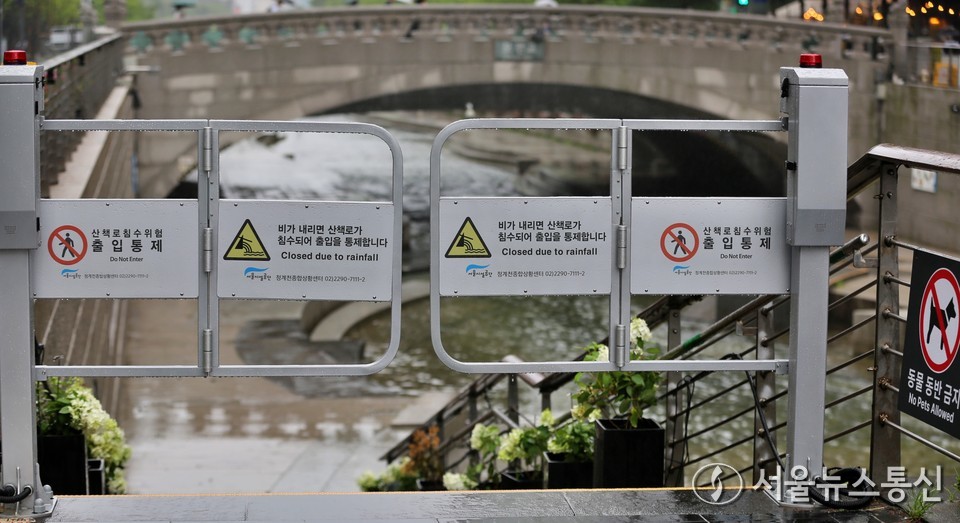 내일(9일)은 전국이 대체로 흐린 가운데 돌풍과 함께 천둥·번개를 동반한 매우 강하고 많은 비가 내리는 곳이 있겠다. (출입통제된 청계천 산책로. 2024.07.08) / 사진 = 서울뉴스통신 이성현 기자