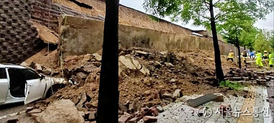 16일 오후 7시 4분께 경기도 오산시 가장교차로 고가도로의 옹벽이 무너지며 차량 2대를 덮치는 사고가 발생해 소방당국이 구조 작업을 벌이고 있다. (2025.07.16) / 사진 = 경기도소방재난본부 제공