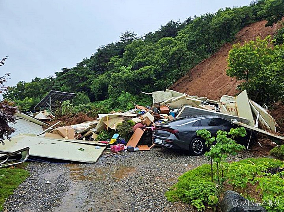 충남 청양군 대치면 주정리의 한 민가가 17일 오전 산사태로 인해 무너진 모습. (2025.07.17) / 사진 = 청양군 제공