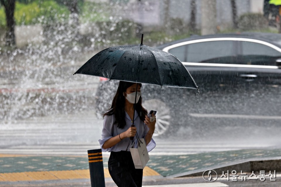 전국적인 폭우가 지속되는 가운데 정부가 풍수해 위기경보를 최고 단계인 ‘심각’으로 격상하고, 중앙재난안전대책본부(중대본)를 3단계로 운영 중이다. (여의도) / 사진 = 서울뉴스통신 황수연 기자