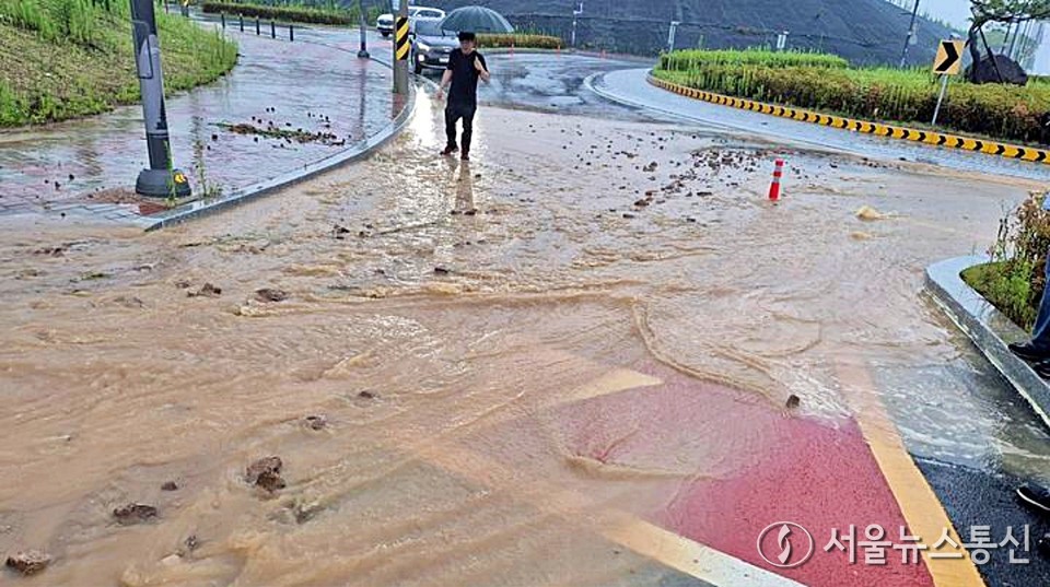 17일 오전 폭우로 충북 충주시 산척면 동충주산업단지 간선도로로 토사와 빗물이 흘러들어 차량통행이 불편해졌다. 충주시는 굴착기와 인력을 현장에 파견해 복구작업 중이다. (2025.07.17) 사진 = 충주시 제공