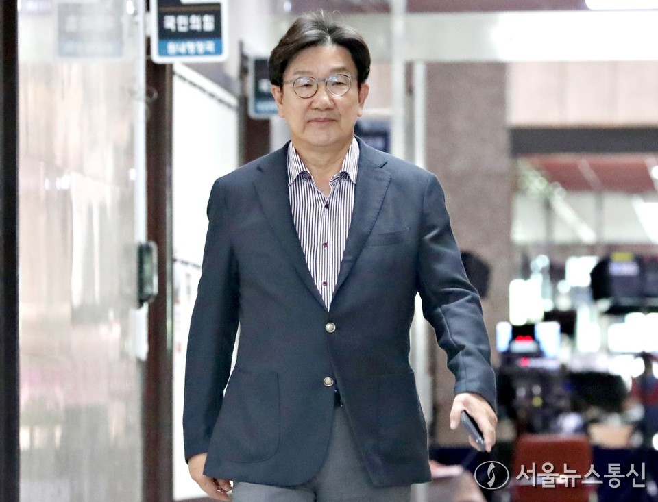 권성동 국민의힘 전 원내대표가 18일 오전 서울 여의도 국회 원내대표실에서 4선 의원 이상 회의에 참석하고 있다. (2025.06.18) / 사진 = 서울뉴스통신 이민희 기자