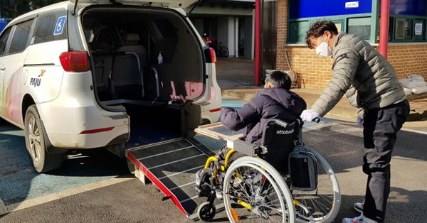 특별교통수단_휠체어탑승공간과 승강장치 등 특수장비를 갖추고 중증장애인의 이동을 지원하는 맞춤형교통수단